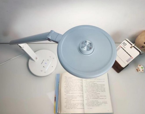 学生写作业护眼灯如何选购？为什么用护眼台灯后眼睛状况百出