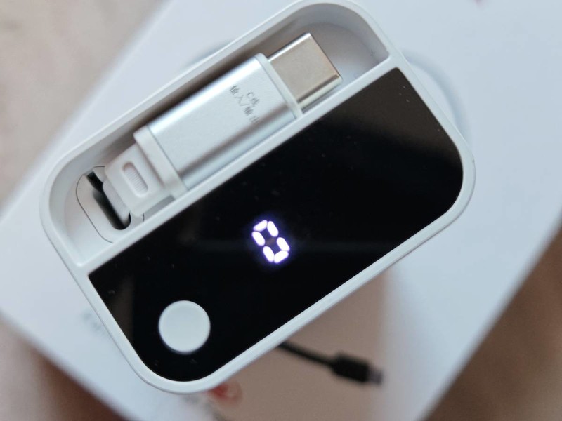 iWALK爱沃可拉拉宝伸缩线充电宝，便携高效，满足多种需求