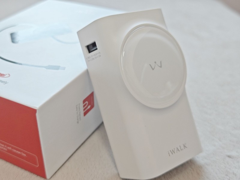 iWALK爱沃可拉拉宝伸缩线充电宝，便携高效，满足多种需求