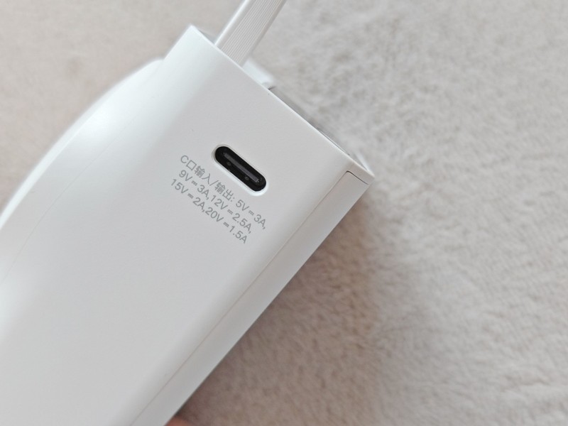 iWALK爱沃可拉拉宝伸缩线充电宝，便携高效，满足多种需求