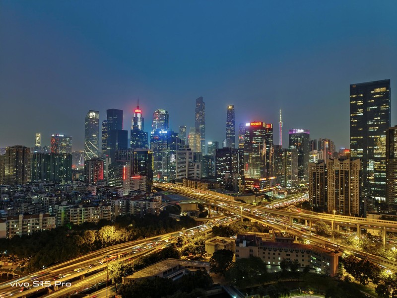 用vivo S15 Pro拍自己的电影剧照，满满氛围感满足主角梦想