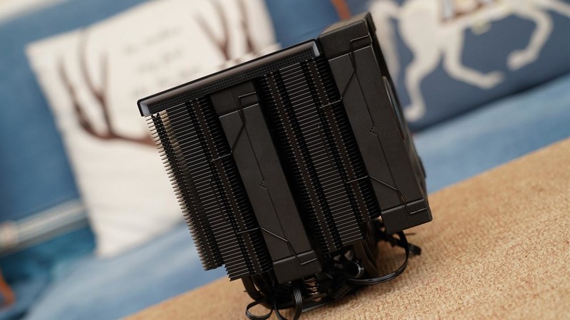 打游戏谁更胜一筹？AMD 锐龙7 7800X3D、Intel i9 14900K对比测试