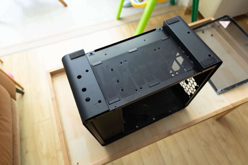 体型小巧，空间合理，兼顾360水冷和长显卡，乔思伯U4Mini体验