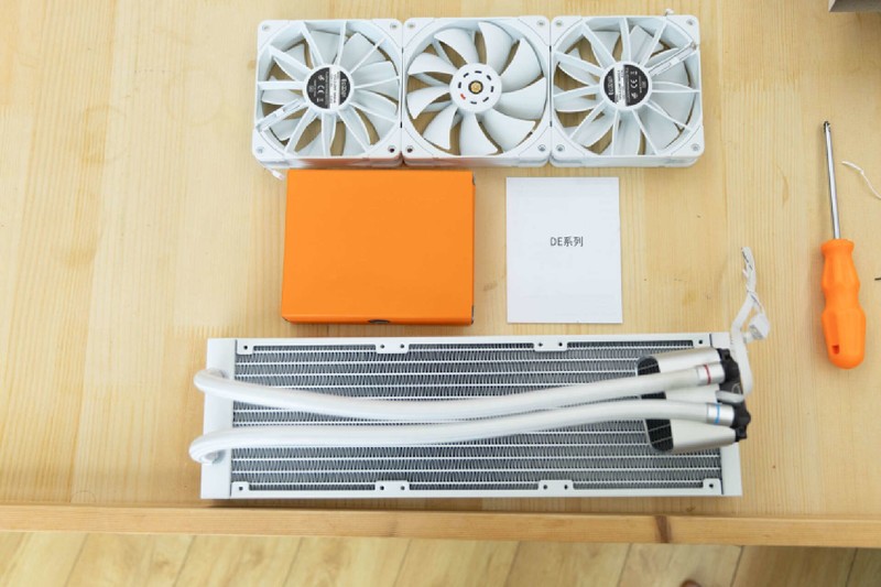 体型小巧，空间合理，兼顾360水冷和长显卡，乔思伯U4Mini体验