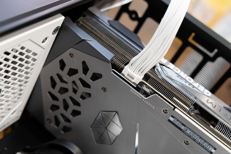 体型小巧，空间合理，兼顾360水冷和长显卡，乔思伯U4Mini体验