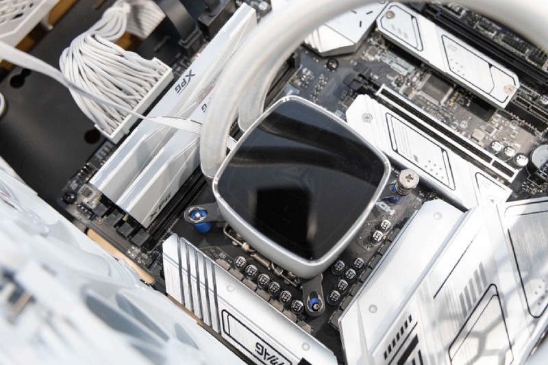 体型小巧，空间合理，兼顾360水冷和长显卡，乔思伯U4Mini体验