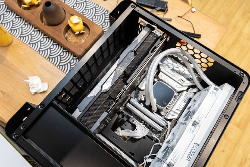 体型小巧，空间合理，兼顾360水冷和长显卡，乔思伯U4Mini体验