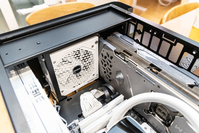 体型小巧，空间合理，兼顾360水冷和长显卡，乔思伯U4Mini体验