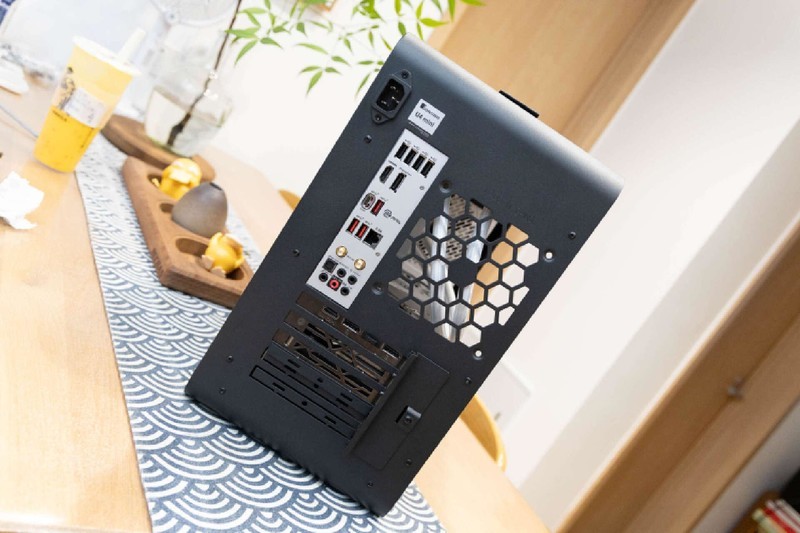 体型小巧，空间合理，兼顾360水冷和长显卡，乔思伯U4Mini体验