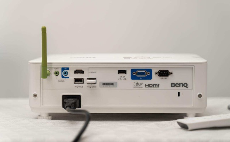 设计师选什么牌子智能投影仪好？明基E582超亮高清商务投影评测