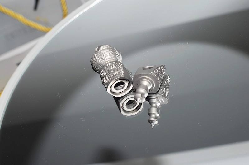 精湛工艺与创新设计 费戈全钛狮子头旋转钥匙扣