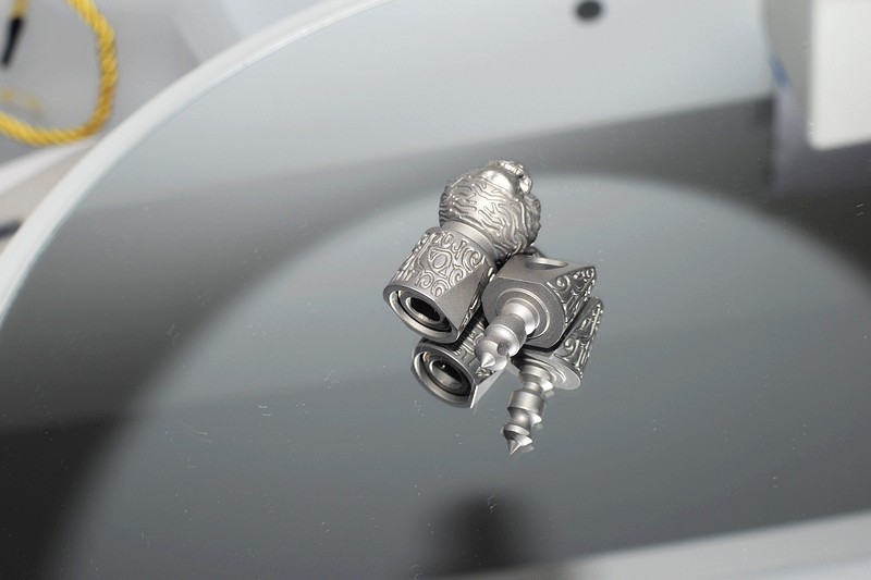 精湛工艺与创新设计 费戈全钛狮子头旋转钥匙扣