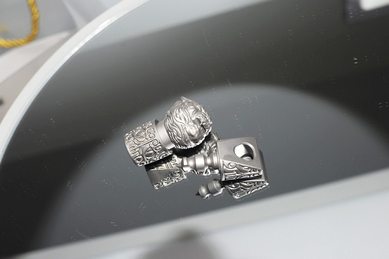 精湛工艺与创新设计 费戈全钛狮子头旋转钥匙扣