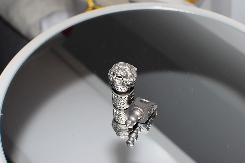 精湛工艺与创新设计 费戈全钛狮子头旋转钥匙扣