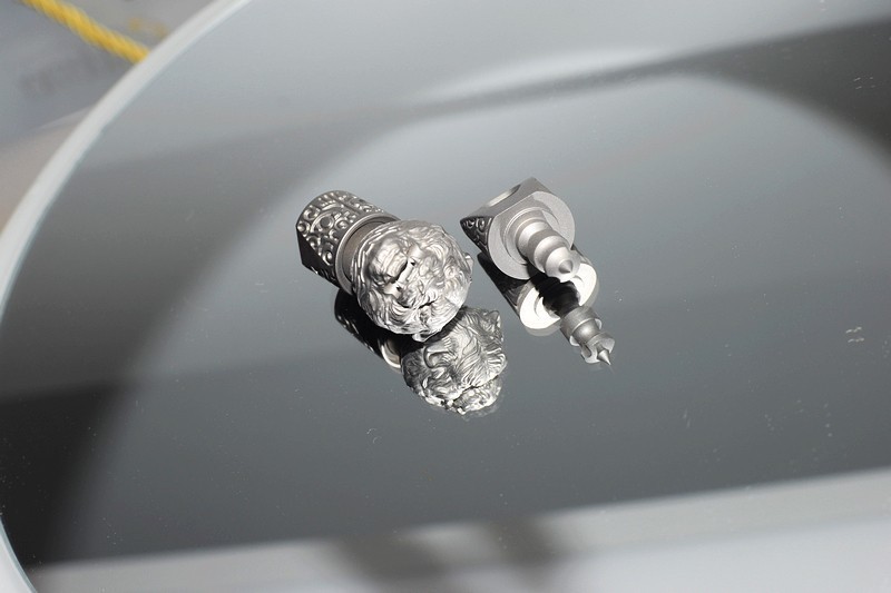 精湛工艺与创新设计 费戈全钛狮子头旋转钥匙扣