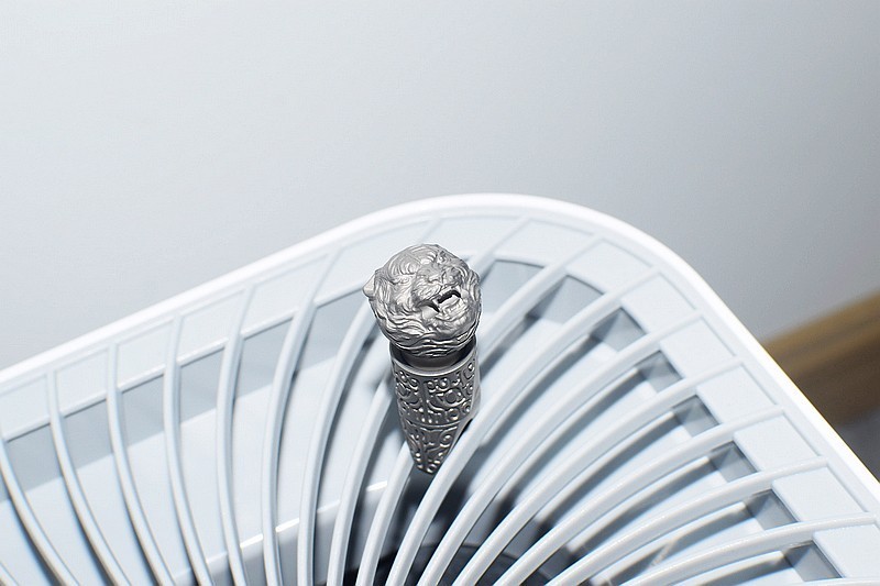 精湛工艺与创新设计 费戈全钛狮子头旋转钥匙扣