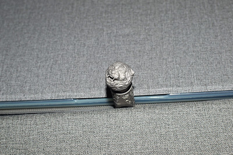 精湛工艺与创新设计 费戈全钛狮子头旋转钥匙扣