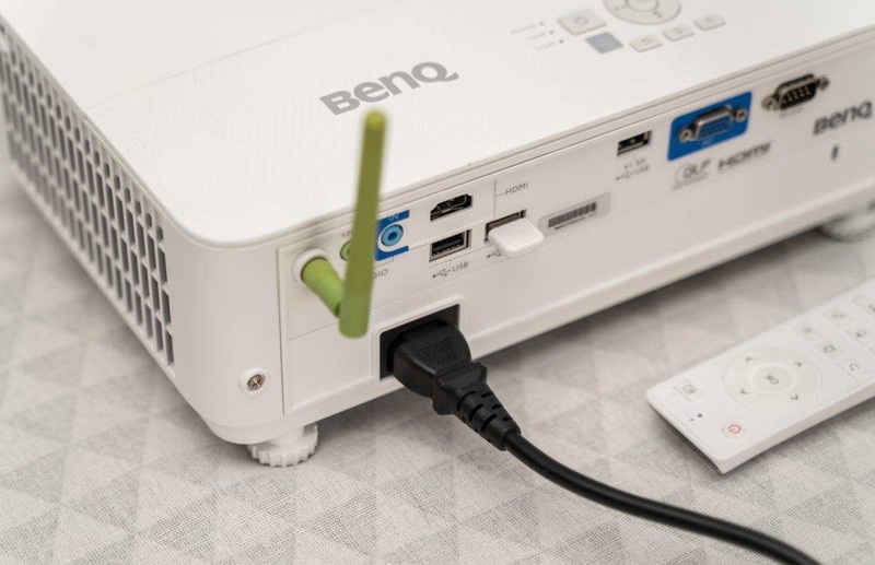 设计师选什么牌子智能投影仪好？明基E582超亮高清商务投影评测