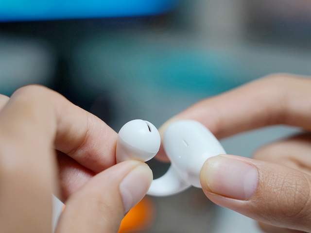 TWS耳机不香了！夹耳佩戴的sanag塞那气传导耳机，还能AI聊天绘画