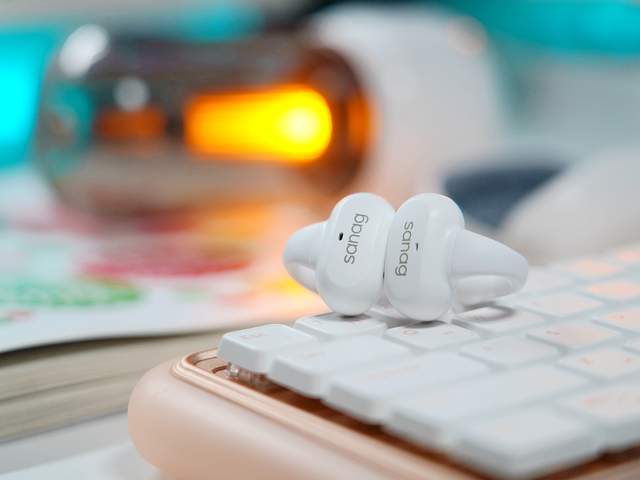TWS耳机不香了！夹耳佩戴的sanag塞那气传导耳机，还能AI聊天绘画