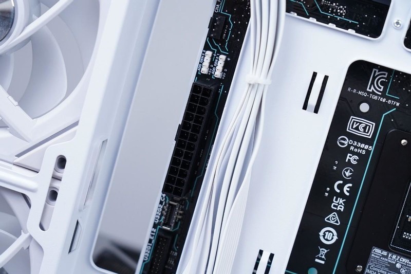 探索背插2.0：i5-13490F+B760 BTF海景房无线装机之旅