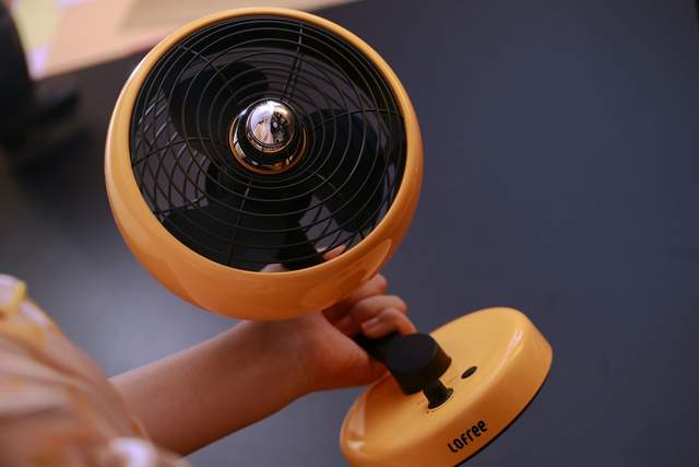 让你的桌面亮起来，夏日有范搭配，Lofree洛斐S桌面风扇+蕉点配色