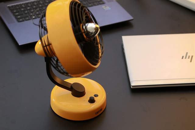 让你的桌面亮起来，夏日有范搭配，Lofree洛斐S桌面风扇+蕉点配色