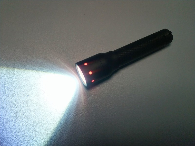 莱德雷神 C5R 手电筒：德国精密工艺与户外照明的完美融合