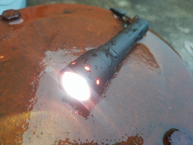 莱德雷神 C5R 手电筒：德国精密工艺与户外照明的完美融合