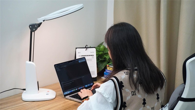 售价3千？爱德华天使之光2专科级护眼台灯实测：噱头还是真本事？