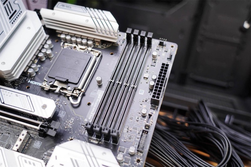 TUF GT502无界版主机：打破界限，超越无限，打造你的极致海景房！