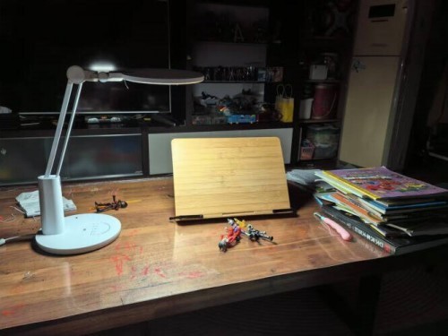 孩子用的台灯哪个牌子好？揭示不良光源正在加剧视力问题！