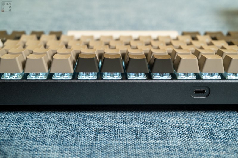 日常工作中，键盘是我每天都用的工具，好的键盘不仅可以提高工作效率，而且放在桌面上