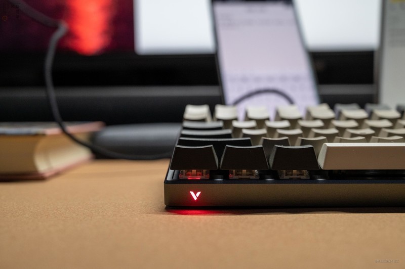 日常工作中，键盘是我每天都用的工具，好的键盘不仅可以提高工作效率，而且放在桌面上