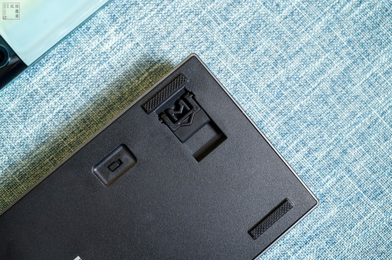 日常工作中，键盘是我每天都用的工具，好的键盘不仅可以提高工作效率，而且放在桌面上