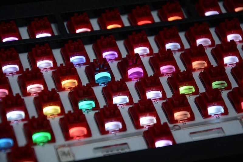 手感更顺滑、Q弹有劲道、声音更干净，TTC烈焰红轴V2上手体验