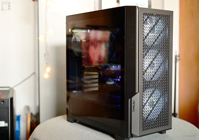 日常工作中，键盘是我每天都用的工具，好的键盘不仅可以提高工作效率，而且放在桌面上