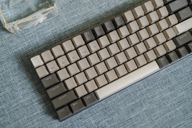 日常工作中，键盘是我每天都用的工具，好的键盘不仅可以提高工作效率，而且放在桌面上