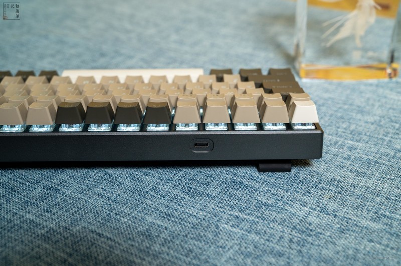 日常工作中，键盘是我每天都用的工具，好的键盘不仅可以提高工作效率，而且放在桌面上