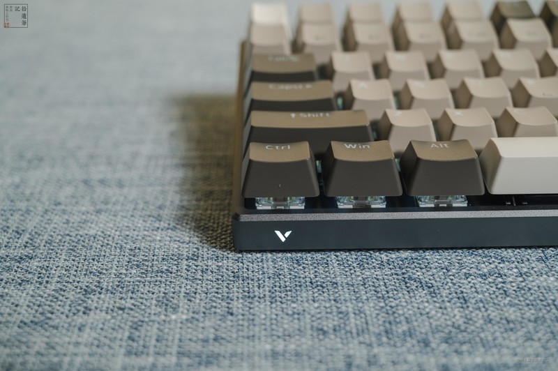 日常工作中，键盘是我每天都用的工具，好的键盘不仅可以提高工作效率，而且放在桌面上