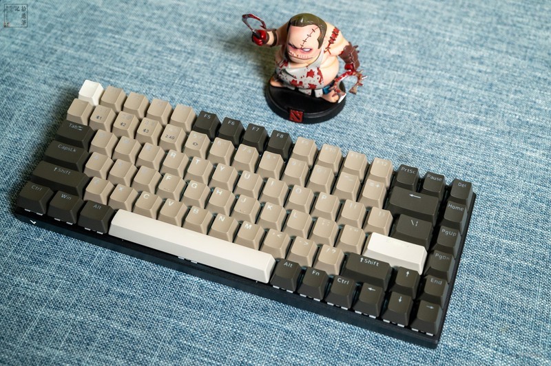 日常工作中，键盘是我每天都用的工具，好的键盘不仅可以提高工作效率，而且放在桌面上
