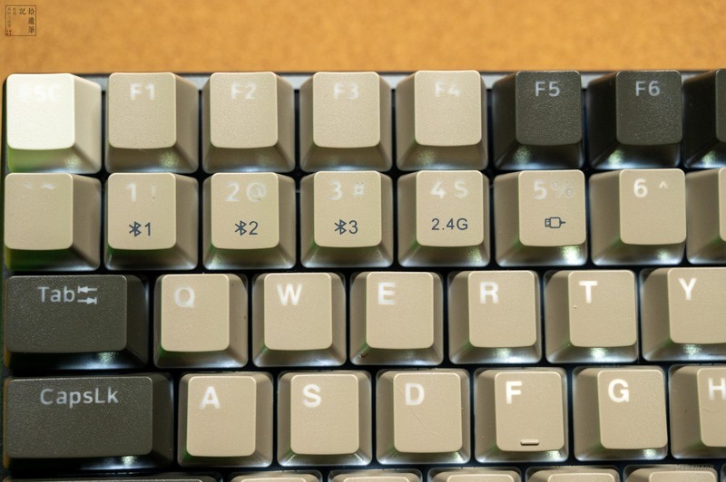 日常工作中，键盘是我每天都用的工具，好的键盘不仅可以提高工作效率，而且放在桌面上