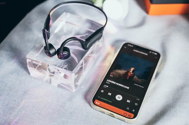 运动中音乐伴侣，音质出色不怕水花，sanag塞那B91骨传导耳机上手