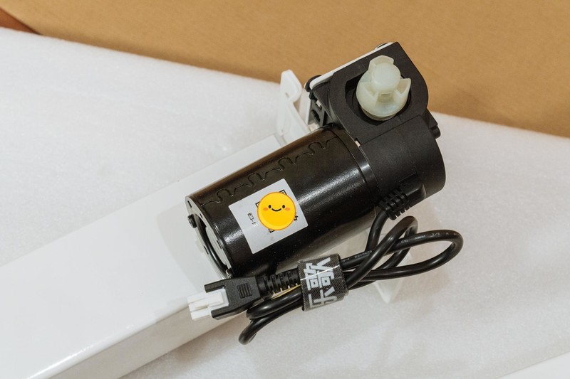 跳脱传统书桌，坐站交替的理想拍档：乐歌智能电动升降桌iE3