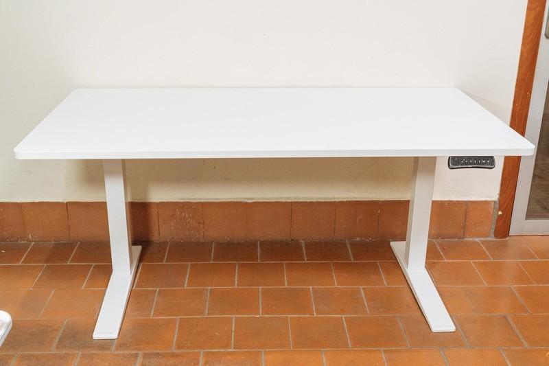 跳脱传统书桌，坐站交替的理想拍档：乐歌智能电动升降桌iE3