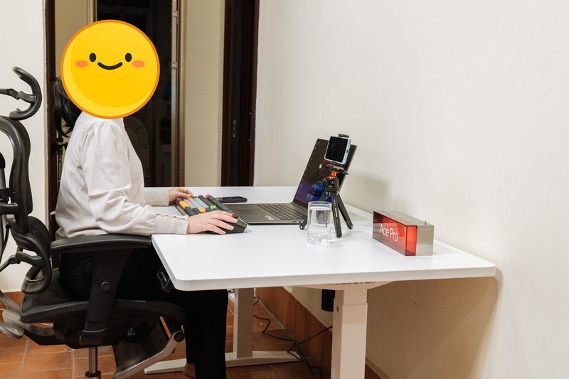 跳脱传统书桌，坐站交替的理想拍档：乐歌智能电动升降桌iE3