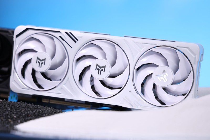 黑科技小钢炮！影驰RTX 5070金属大师OC实测