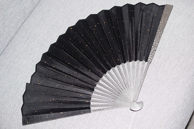 工匠精神.铮铮钛骨 费戈陨石坑马牙钛扇