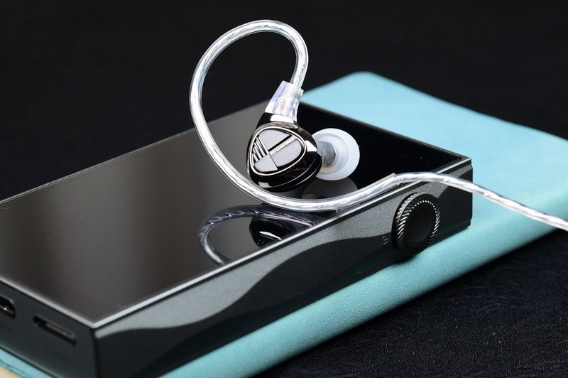 山灵自定义的入门发烧HiFi耳机！两圈一铁的Sonos简评