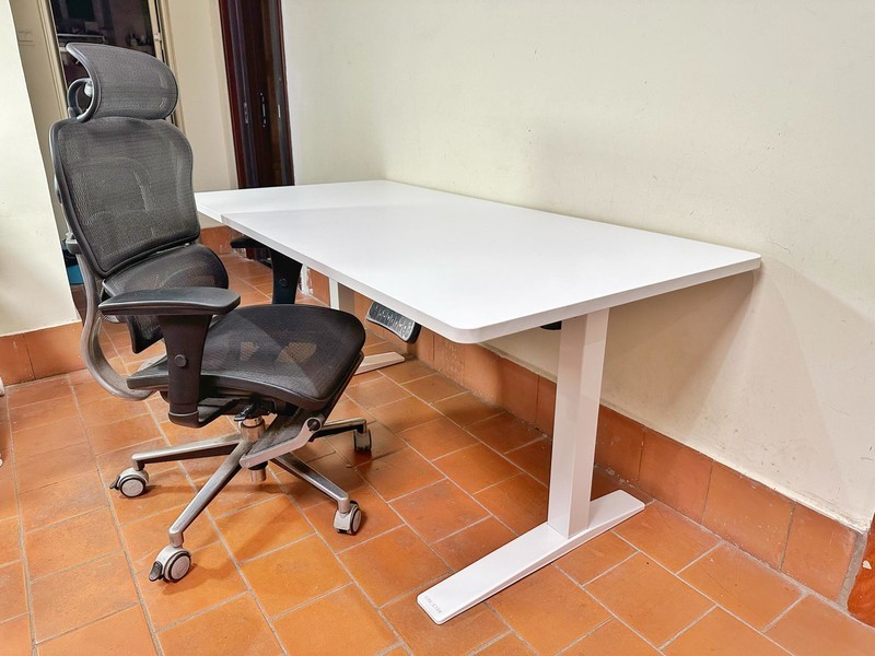 跳脱传统书桌，坐站交替的理想拍档：乐歌智能电动升降桌iE3